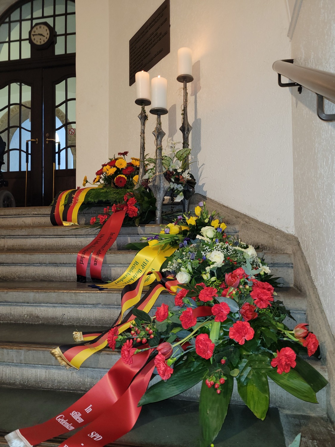 Gebinde zum Gedenken an die Opfer des Nationalsozialismus