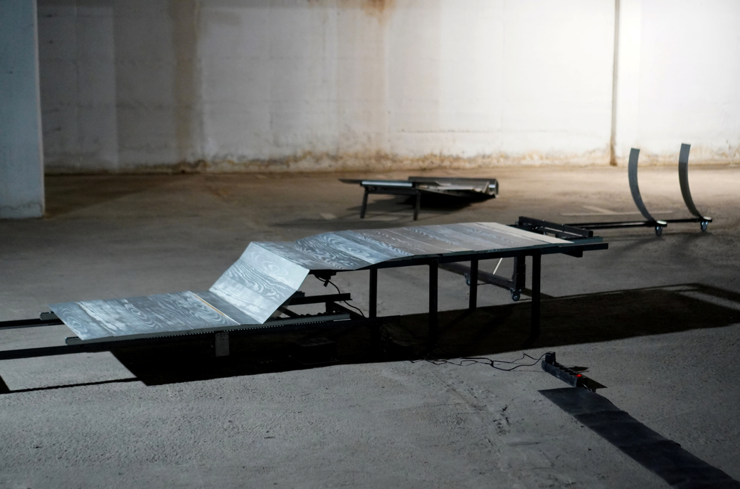 Hee Seo, Flexibler Boden (Wandernde Räume #1), 2024, Metallstruktur, Linearmotor, Schrittmotor, Lasergravur auf Aluminiumplatte, Rollenbahnen, 55 × 270 × 50 cm