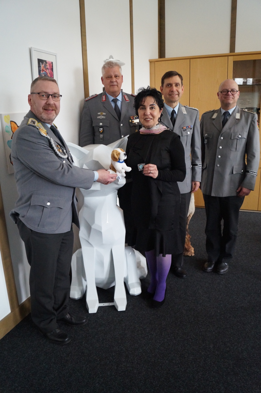 (v.l.n.r.) Stabsfeldwebel Mark Ochmann und Hauptmann Ingo Zergiebel vom Soldatenhilfswerk sowie Oberstleutnant Reinhard Kiauka und Oberstabsfeldwebel Ronald Quandt vom Stabsmusikkorps der Bundeswehr im Amtszimmer der Bezirksbürgermeisterin Emine Demirbüken-Wegner.