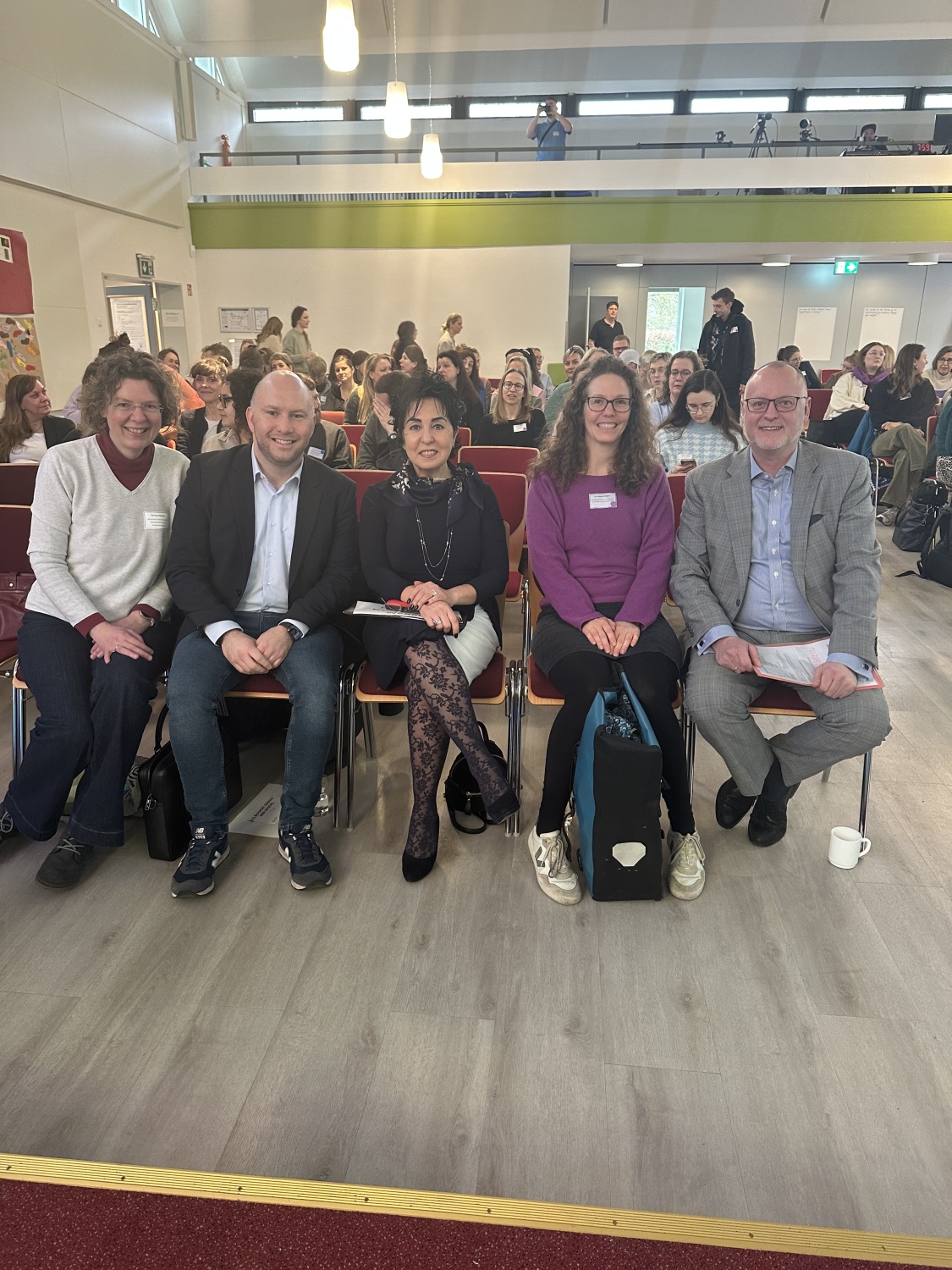 Fachtag armutssensibles Handeln – v.r.: Staatssekretär Falko Liecke, Dr. Sabine Hübgen (Landeskommission zur Prävention von Kinder- und Familienarmut), Bezirksbürgermeisterin Emine Demirbüken-Wegner, Stadtrat Alexander Ewers und Stadträtin Korinna Stephan.