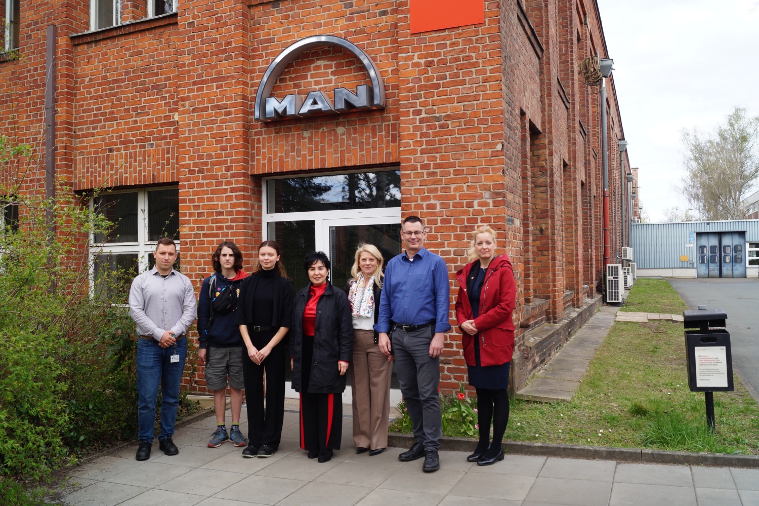 Einblicke in die Produktion bei MAN , Erinnerungsfoto mit Bezirksbürgermeisterin Demirbüken-Wegner