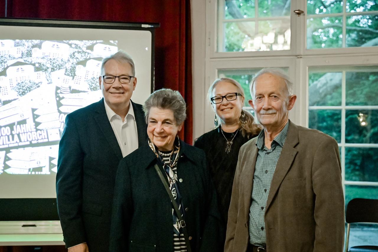 Bezirksstadtrat für Kultur Harald Muschner (hintere Reihe links), Anja Nolte (hintere Rehei, rechts), Christa Nagel (vordere Reihe, links), Wilhelm Nolte (vordere Reihe, rechts)