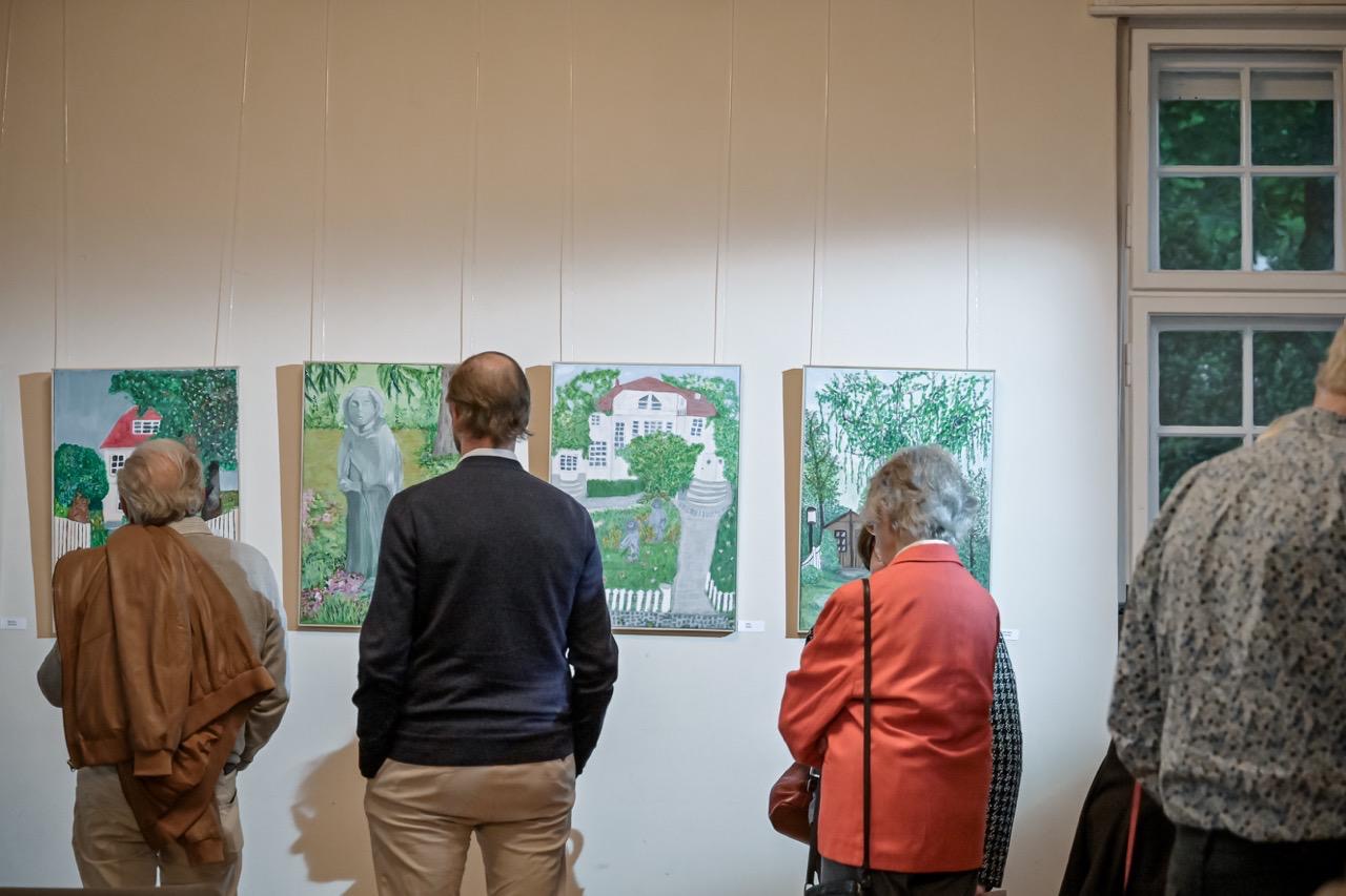 Besuchende der Ausstellung