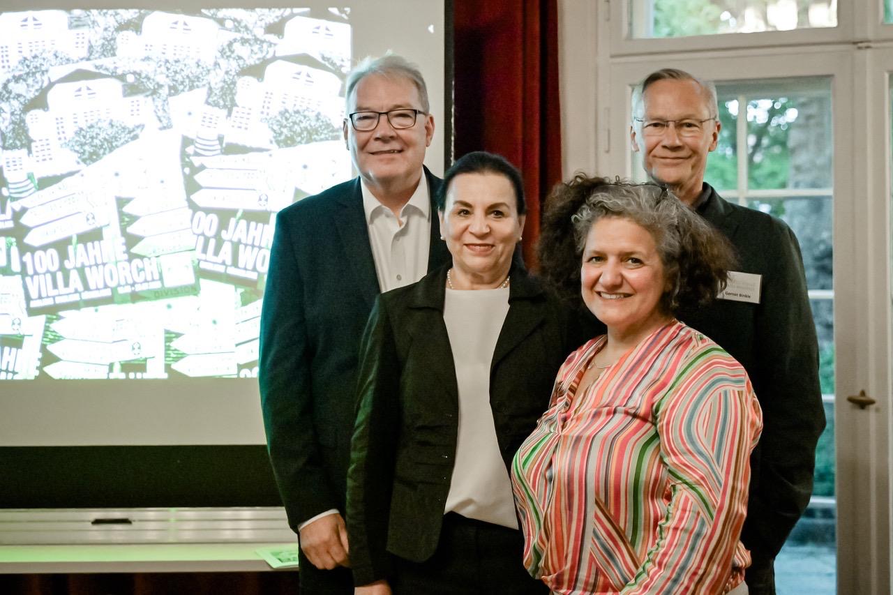 Bezirksstadtrat für Kultur Harald Muschner (hintere Reihe links), stellvertr. Vorsitzender des Centre Bagatelle Gernot Binkle (hintere Reihe, rechts), Schatzmeisterin des Centre Bagatelle Eva Fellinger (vordere Reihe, links), Vorsitzende des Centre Bagatelle Houda Mittelstedt-Seiffert (vordere Reihe, rechts)