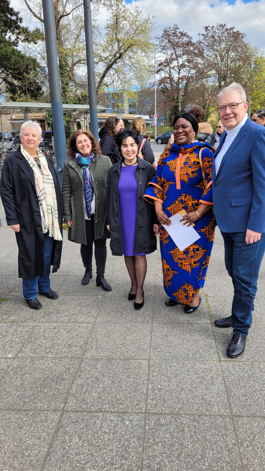 v.l.n.r.: BVV-Vorsteherin Kerstin Köppen, Mariela Nikolova vom Verein Amaro Foro, Bezirksbürgrmeisterin Emine Demirbüken-Wegner, Justina Achatoh vom Verein Hibam und Stadtrat Harald Muschner.