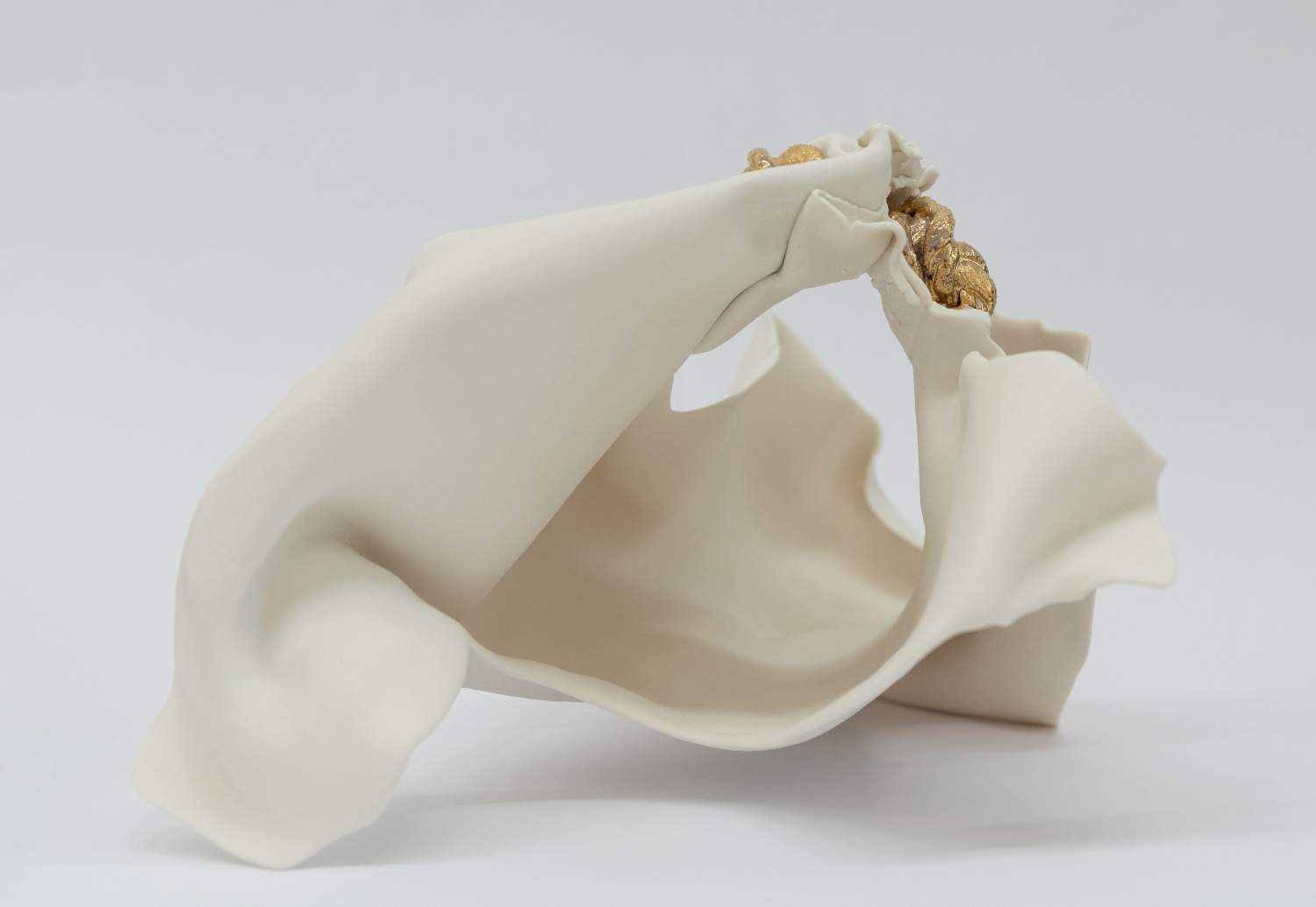 Stephanie Imbeau: Open (Aus der Serie: Tensions), 2022, Porzellan, Glasur, teilweise vergoldet, 33 x 25 x 19 cm