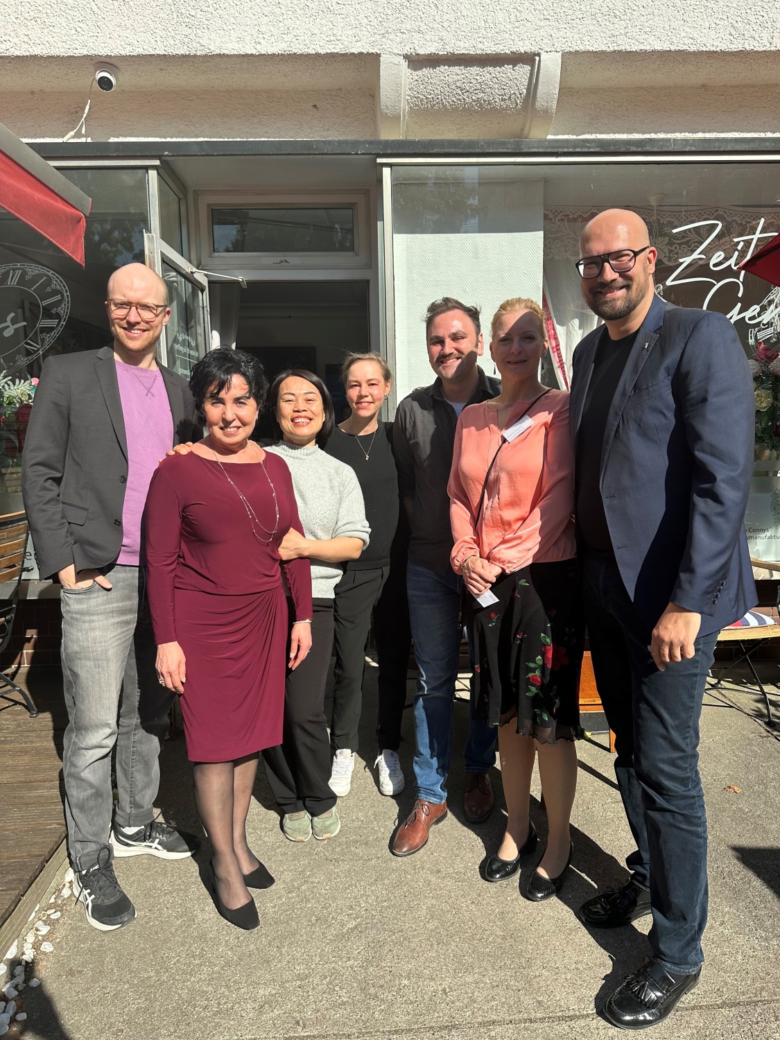 Gruppenfoto mit Bezirksbürgermeisterin Emine Demirbüken-Wegner, Staatssekretär Michael Biel (rechts im Bild), dem Team der Digitalagentur Berlin, Kerstin Hanke von der Wirtschaftsförderung Reinickendorf sowie der gastgebenden Café-Inhaberin