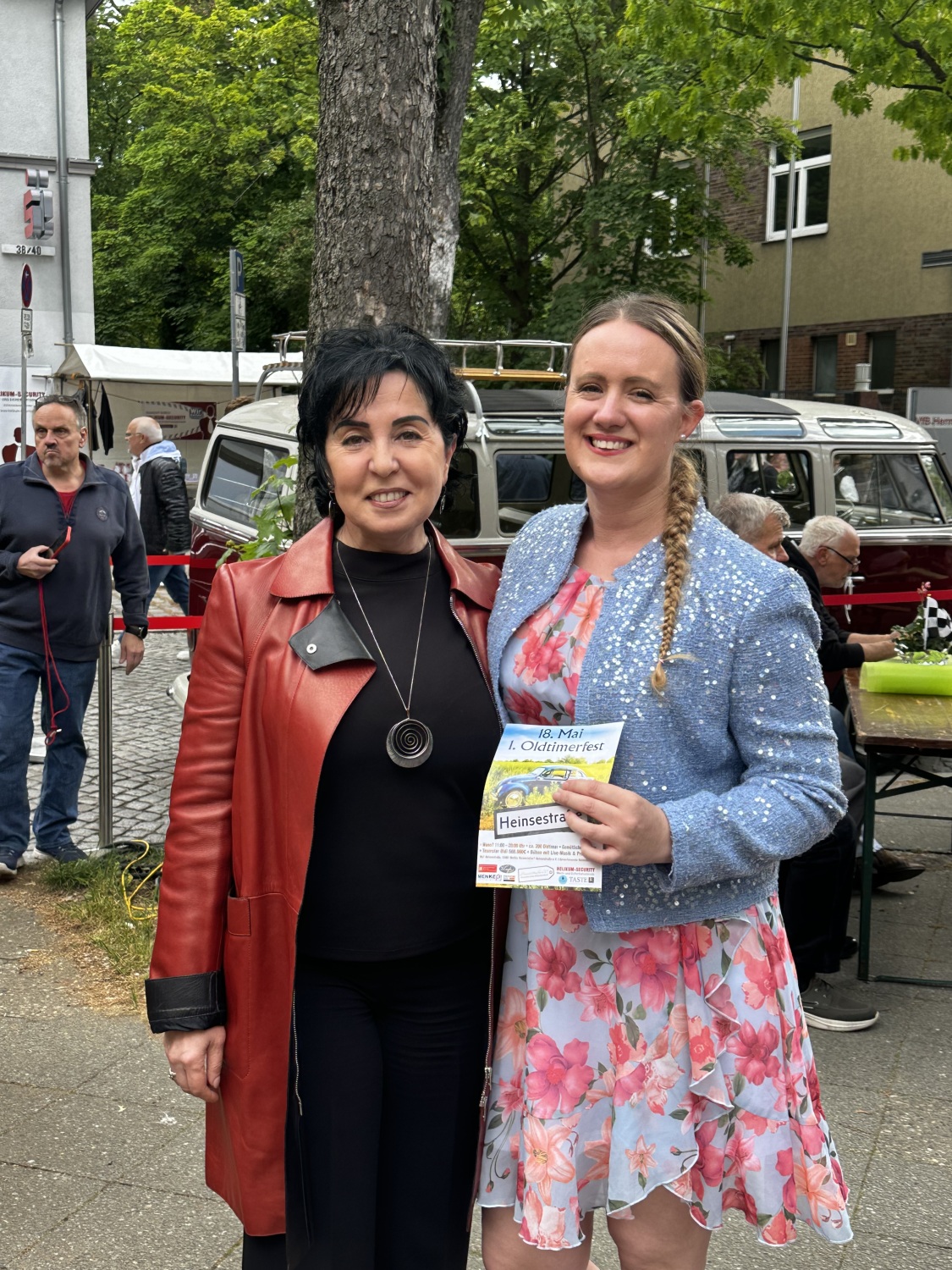 Bezirksbürgermeisterin Emine Demirbüken-Wegner (li) mit Mareike Seefluth vom Café Laufer.