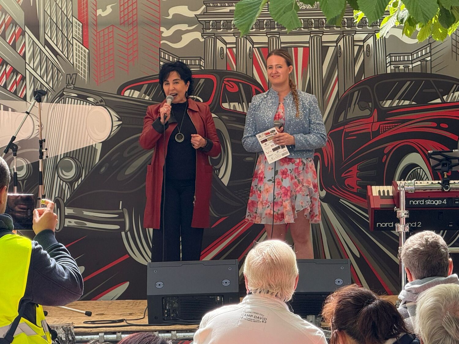 Bezirksbürgermeisterin Emine Demirbüken-Wegner (li) und Mareike Seefluth eröffnen das Festival