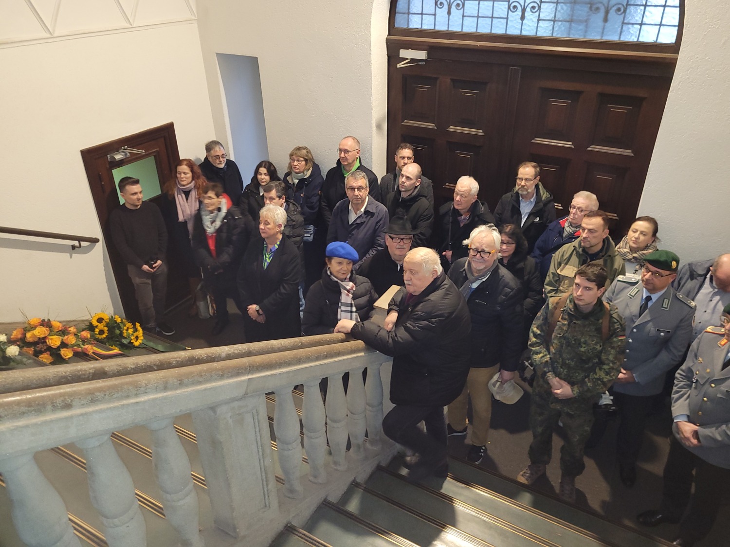 Stilles Gedenken im Treppenhaus des Rathauses Reinickendorf