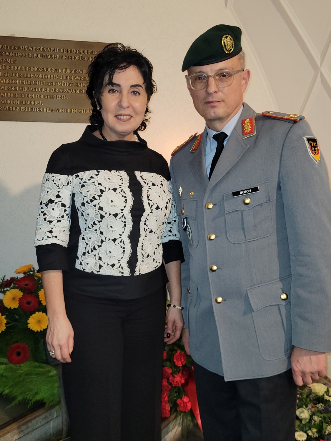 Bezirksbürgermeisterin Emine Demirbüken-Wegner und der Kommandeur des Landeskommandos Berlin, Brigadegeneral Horst Busch.
