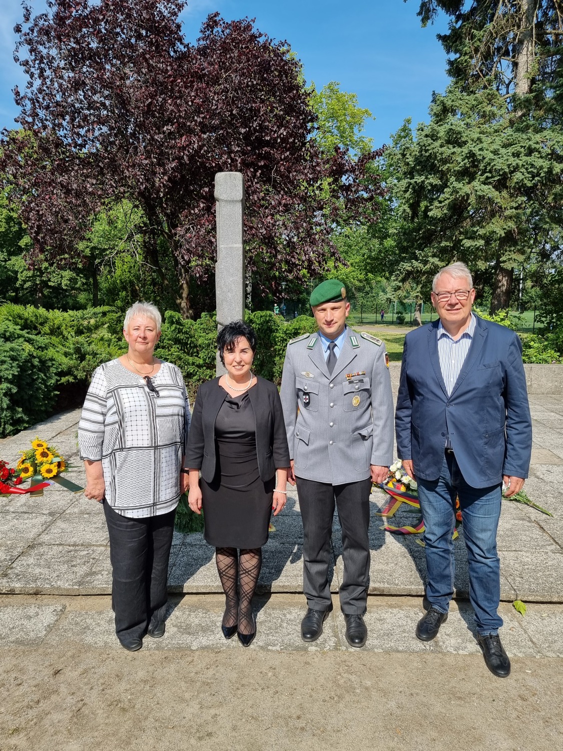 von links: BVV-Vorsteherin Kerstin Köppen, Bezirksbürgermeisterin Emine Demirbüken-Wegner, Stabsfeldwebel Oliver Zabel und Bezirksstadtrat Harald Muschner