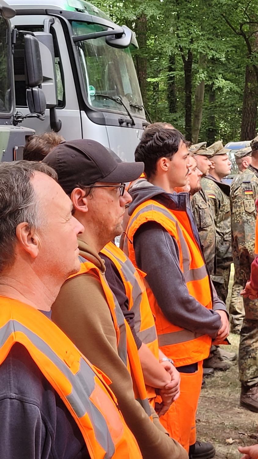 Hand in Hand: zivile und militärische Einsatzkräfte