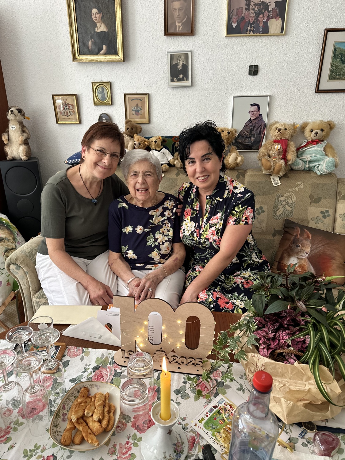 Jubilarin Ruth Engelhardt mit ihrer Tochter Christine und der Bürgermeisterin.