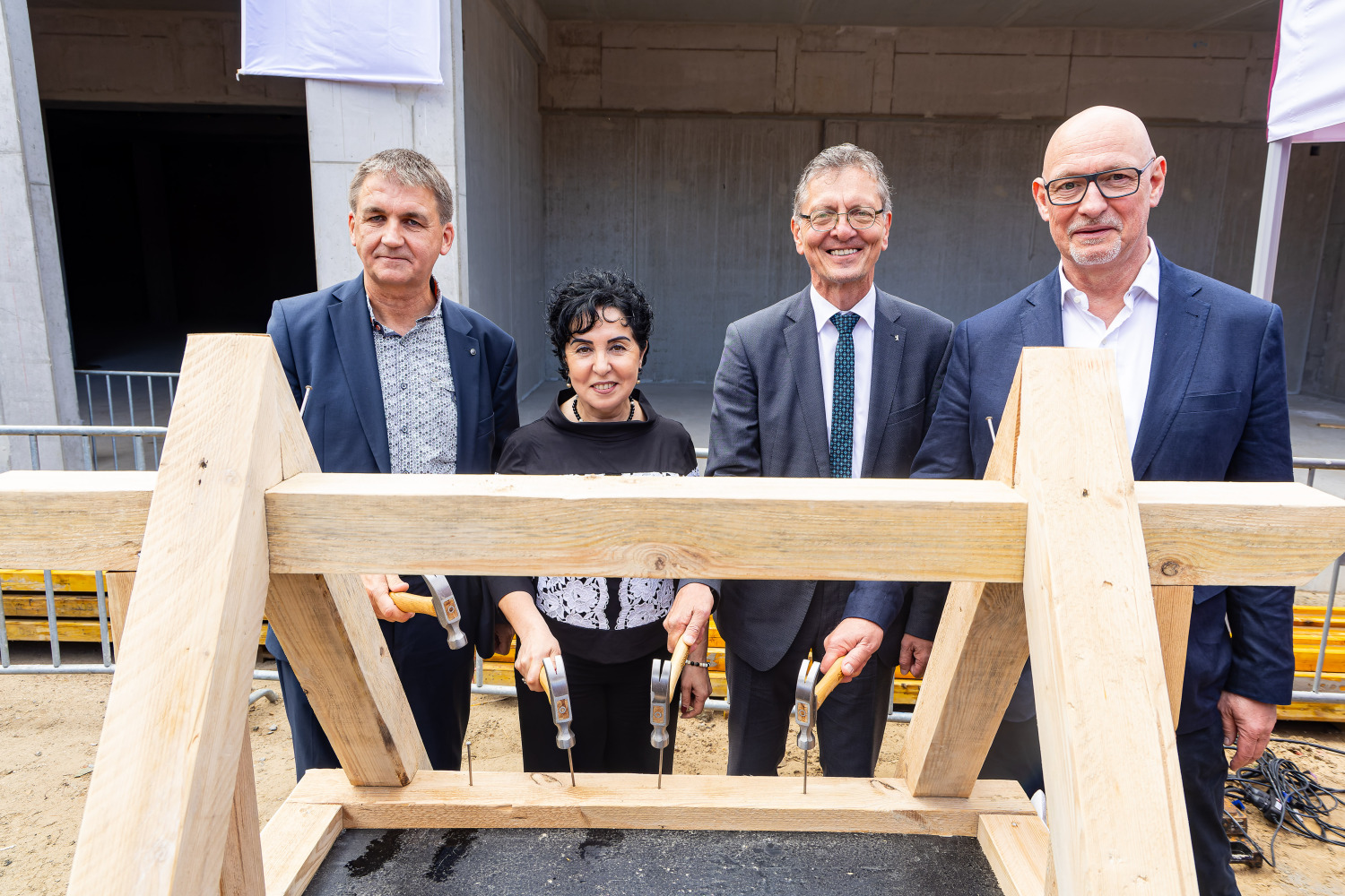 Gesobau-Geschäftsführer Franzen, Senator Gaebler, Bezirksbürgermeisterin Demirbüken-Wegner und DIW Bau-Geschäftsführer Winkler (v.r.)