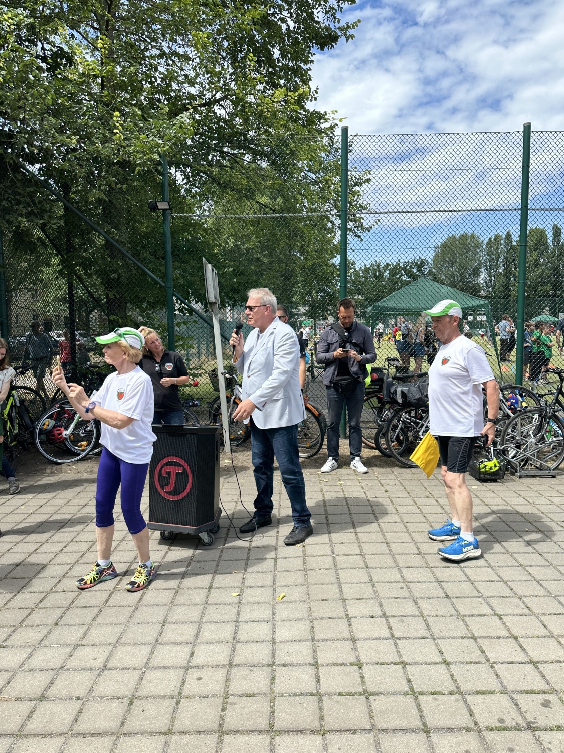 Sportstadtrat Harald Muschner (CDU) eröffnet den „Windelflitzer“-Lauf.