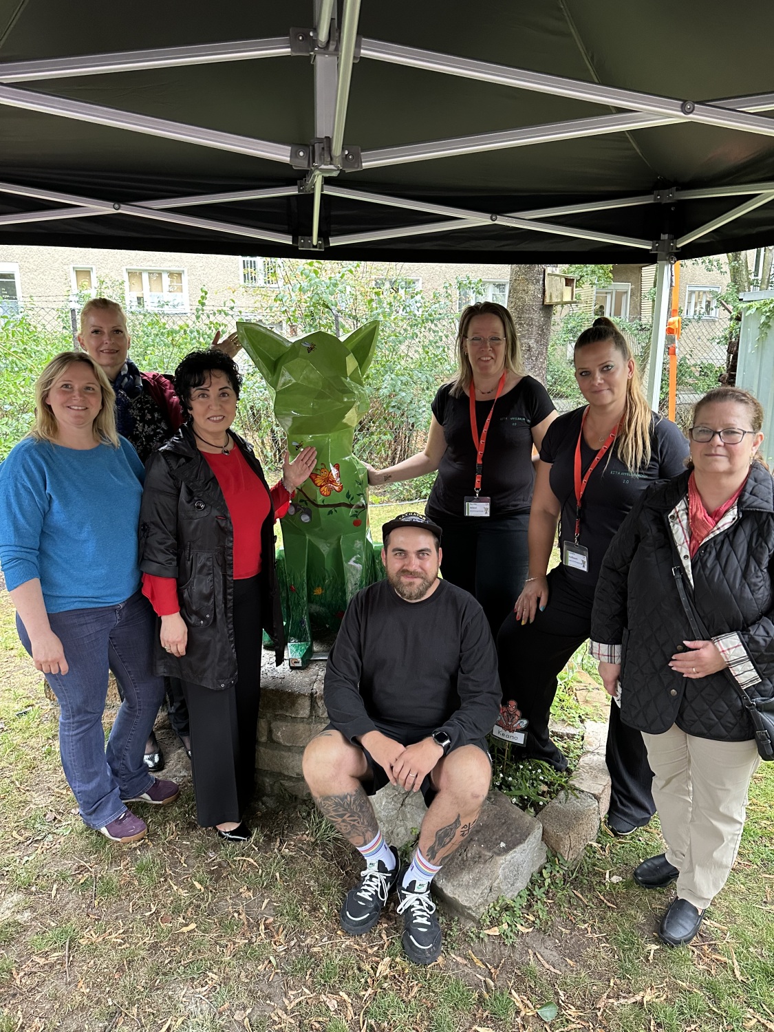 v.l.: Künstlerin Sonja Rörig, Kerstin Hanke (Wirtschaftsförderung Reinickendorf), Bezirksbürgermeisterin Emine Demirbüken-Wegner, Henning Woolf, Bereichsleiter Kindertagesstätten der AWO, Kita-Leiterin Frau Deland, eine Erzieherin und Staatssekretärin Ülker Radzewill.