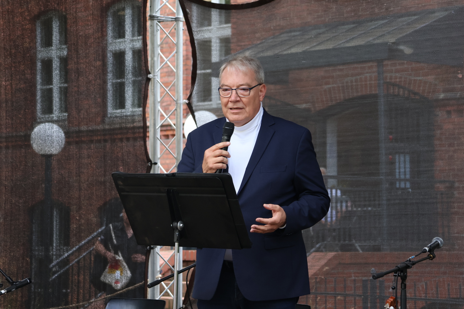 Kulturstadtrat Harald Muschner (CDU) begrüßt bei seiner Eröffnungsrede die zahlreichen Gäste.