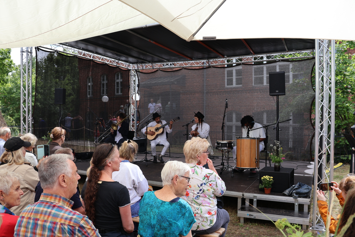 Die Band „A Panda do Sol“ begeistert das Publikum beim Sommerkonzert.