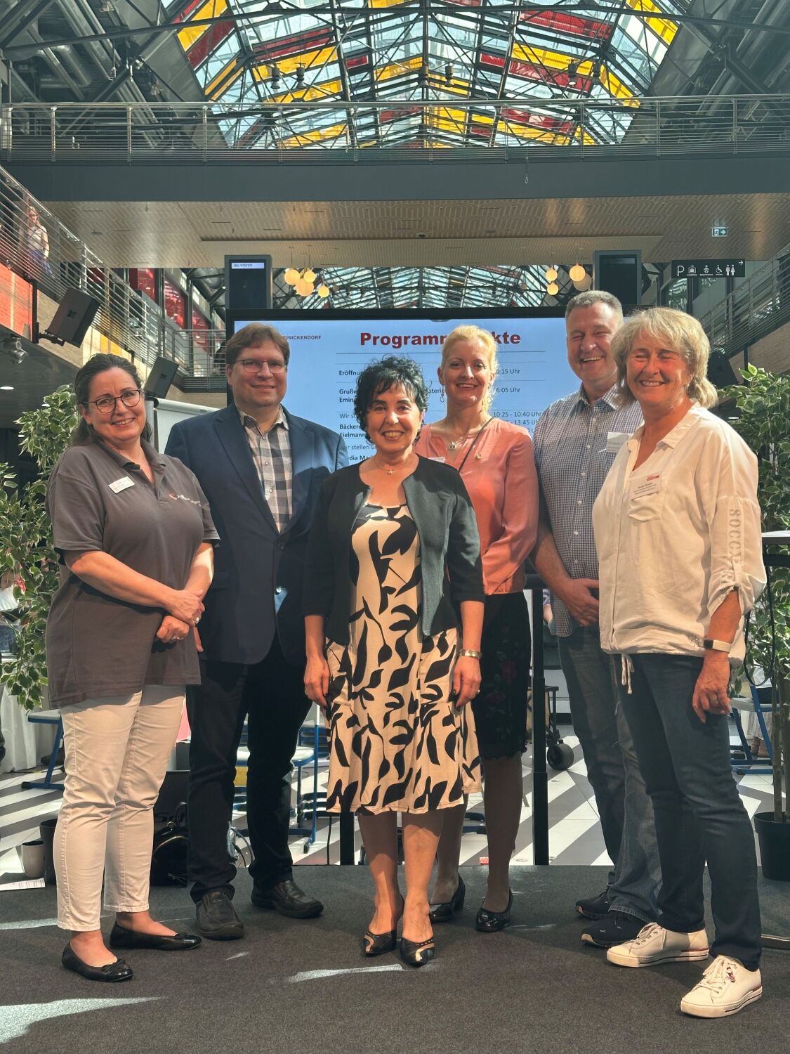 Gruppenfoto mit den Kooperationspartnern (Anke Ndjiki-Nya von der Jugendberufsagentur, Kilian Daske von den Euro-Schulen, Bezirksbürgermeisterin Emine Demirbüken-Wegner, Kerstin Hanke und Christian George von der bezirklichen Wirtschaftsförderung, Claudia Haupt von den Euro-Schulen v.l.n.r.)