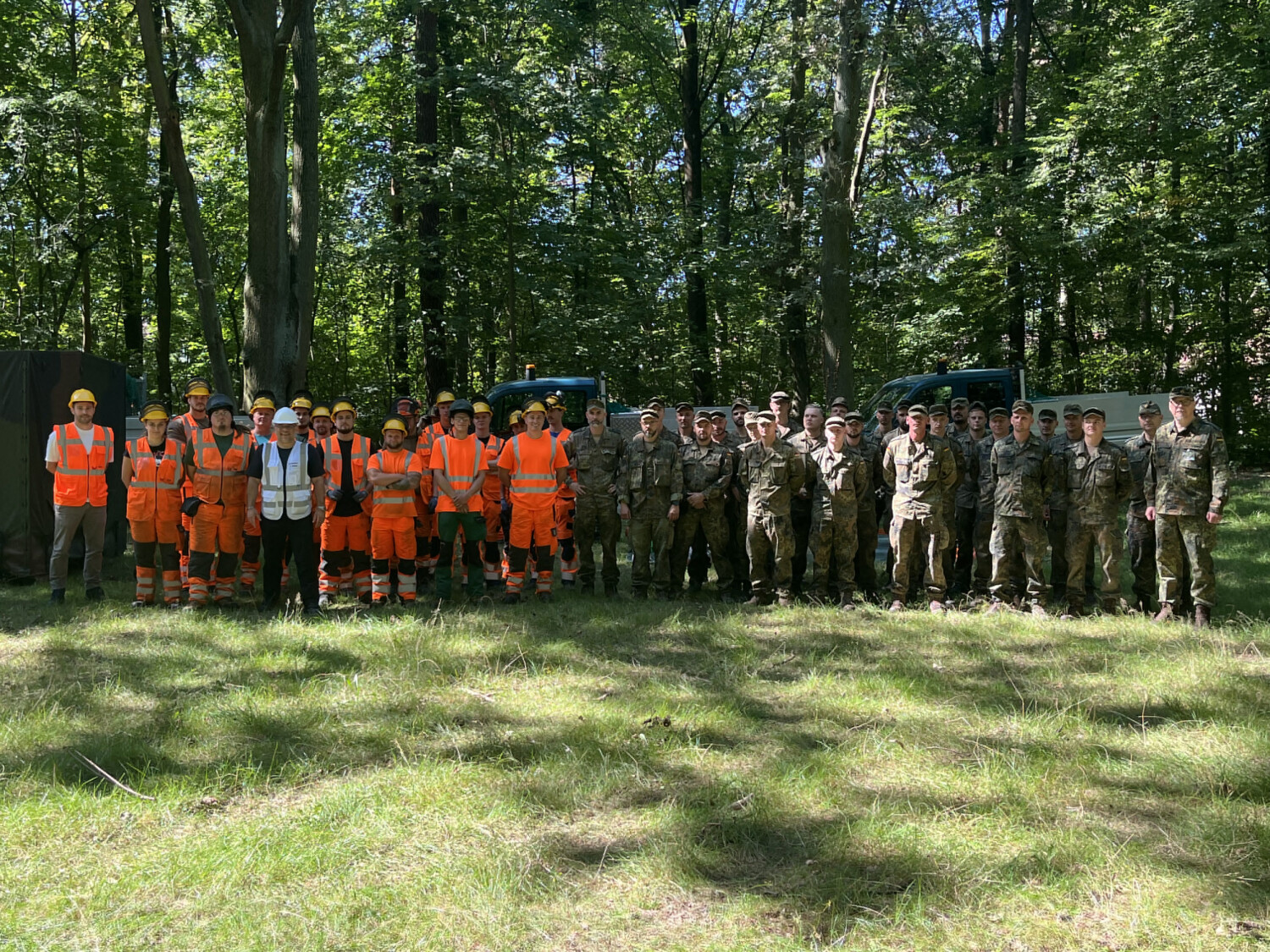 Bundeswehr und Bezirksamt gemeinsam gegen Sturmschäden im Steinbergpark