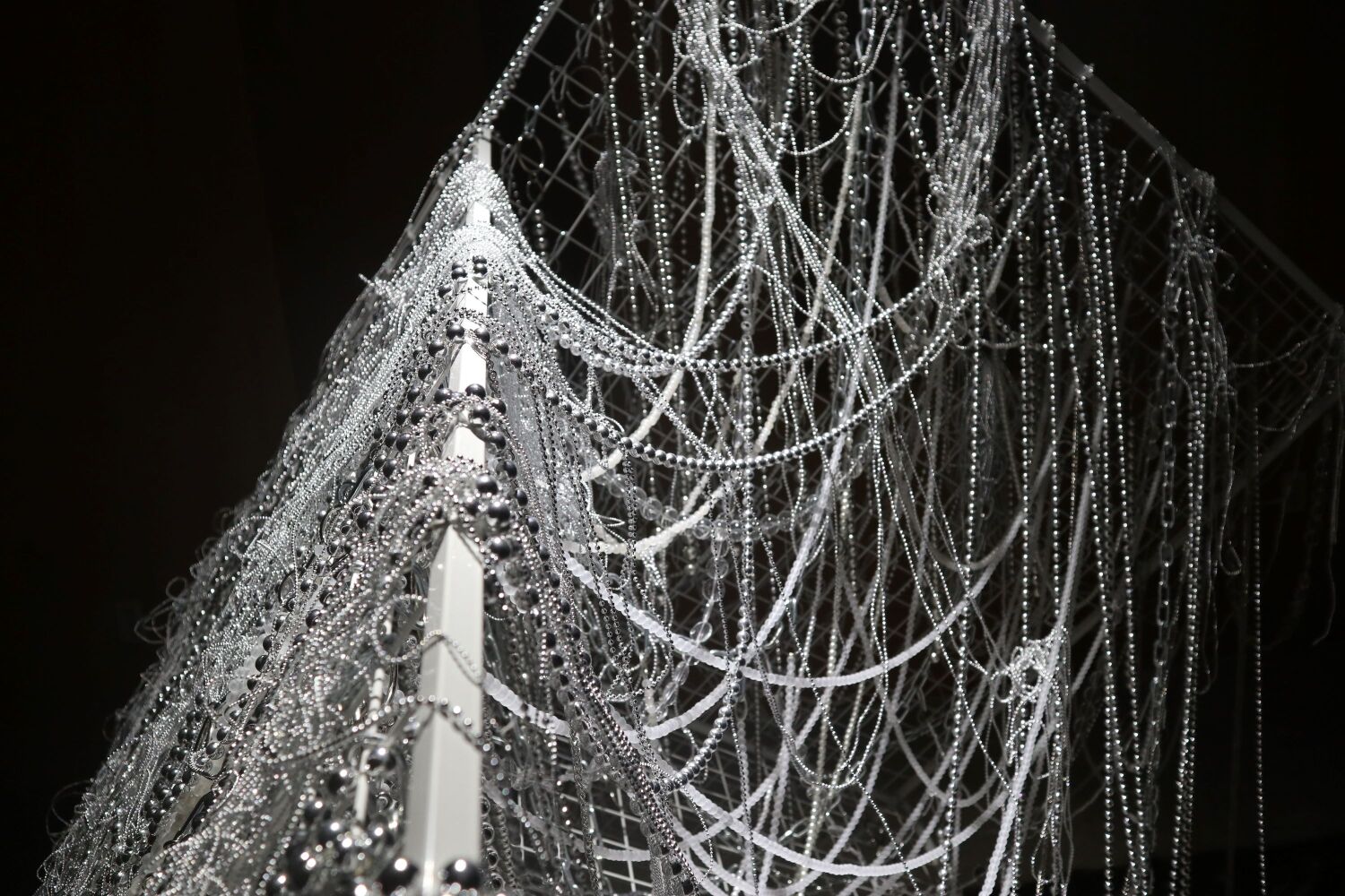 Jusun Lee: Dispersion, 2024, Installation, Metall, Acryl, Harz, Ketten, Ringe, Glasperlen, Kunststoffperlen, Drahtgeflecht, 180 x 160 x 190 cm