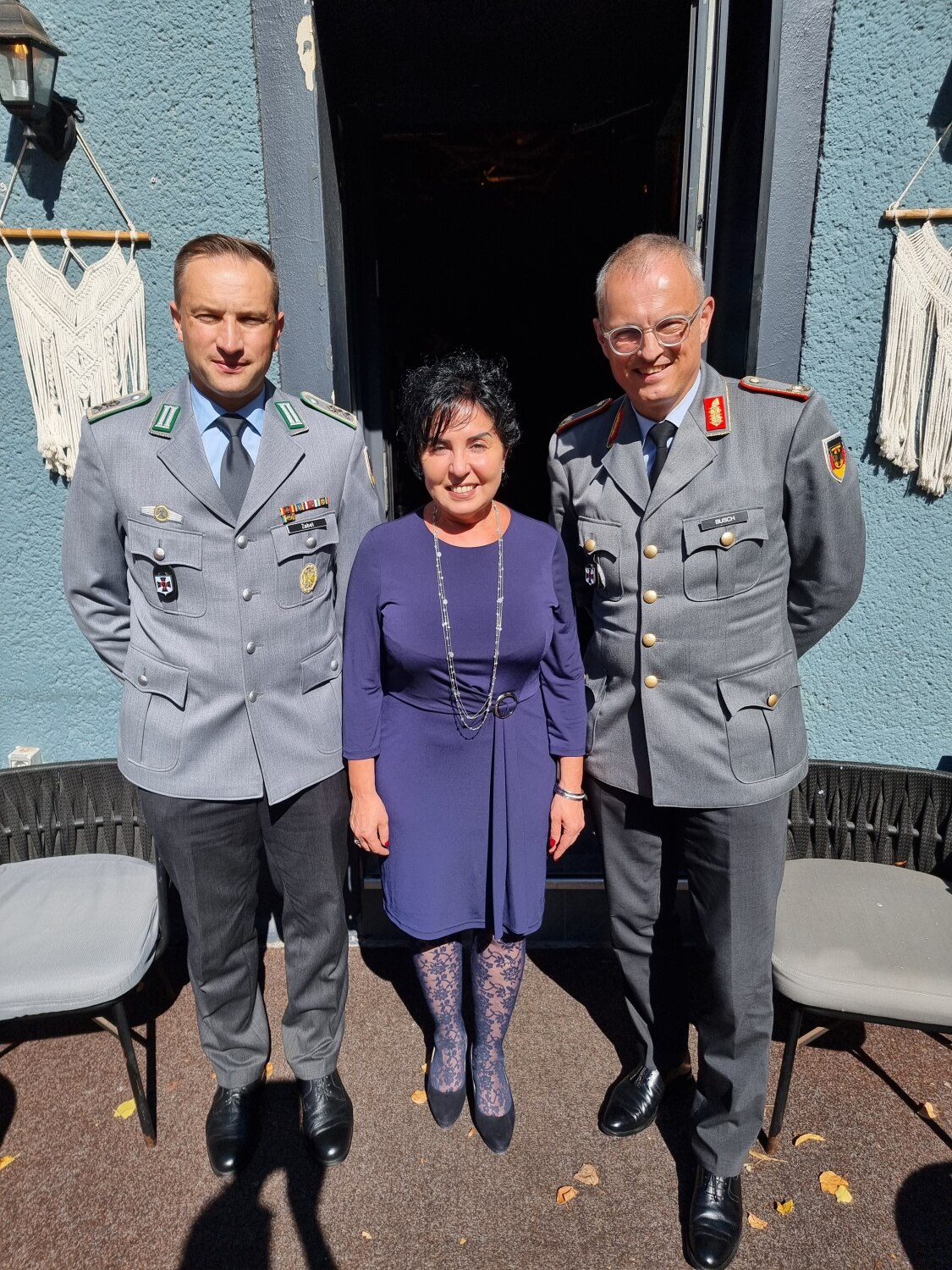 Bewährte Partner: Der Kommandeur des Landeskommandos Berlin, Brigadegeneral Horst Busch, Reinickendorfs Bezirksbürgermeisterin Emine Demirbüken-Wegner und Stabsfeldwebel Oliver Zabel vom Wachbataillon.
