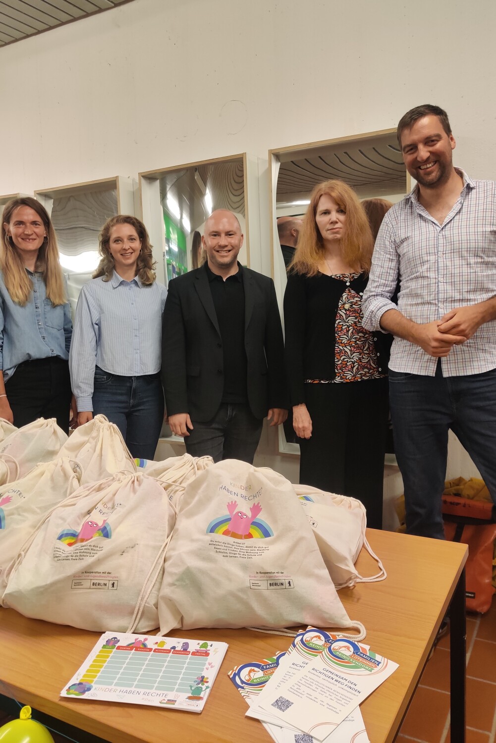 Übergabe der Beutel in der Schule am Park: v.l. Laura Hannusch (Familienlotsin Johanniter), Hannah Böse (Kinder- und Jugendbeauftragte Reinickendorf), Alexander Ewers (Jugendstadtrat), Ulrike Stein (Schulleiterin Schule am Park), Julian Jäger (stellv. Schulleiter)