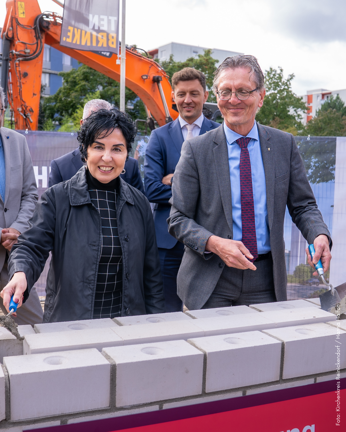 Senator Christian Gaebler und Bezirksbürgermeisterin Emine Demirbüken-Wegner legen Hand an