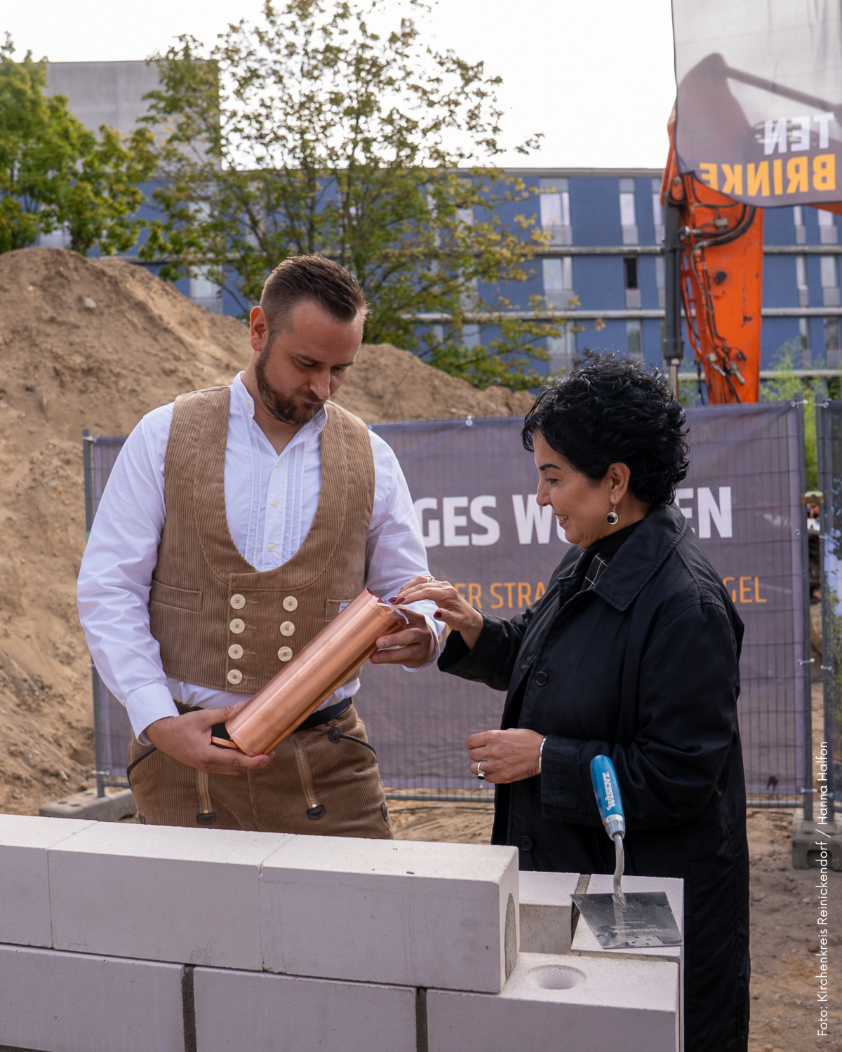 Für die Ewigkeit: Bezirksbürgermeisterin Demirbüken-Wegner bestückt die Zeitkapsel für den Grundstein.