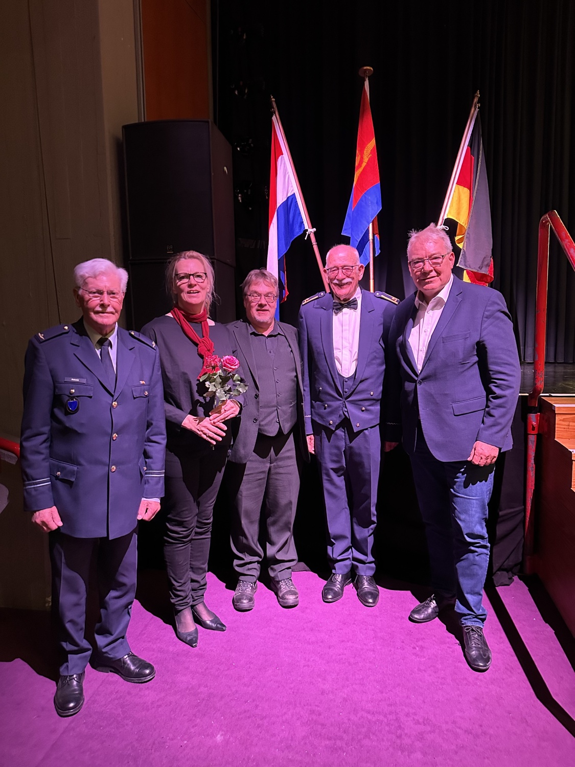 v.l.n.r.: Gé Rietveld Manager des Luchtmacht Mannenkoors, Gisela Meßollen von den Hornets, Leiter der Musikschule Dr. Stefan Walter, Rienus Kempers (Chorleiter des Luchtmacht Mannenkoors) und Bezirksstadtrat Harald Muschner