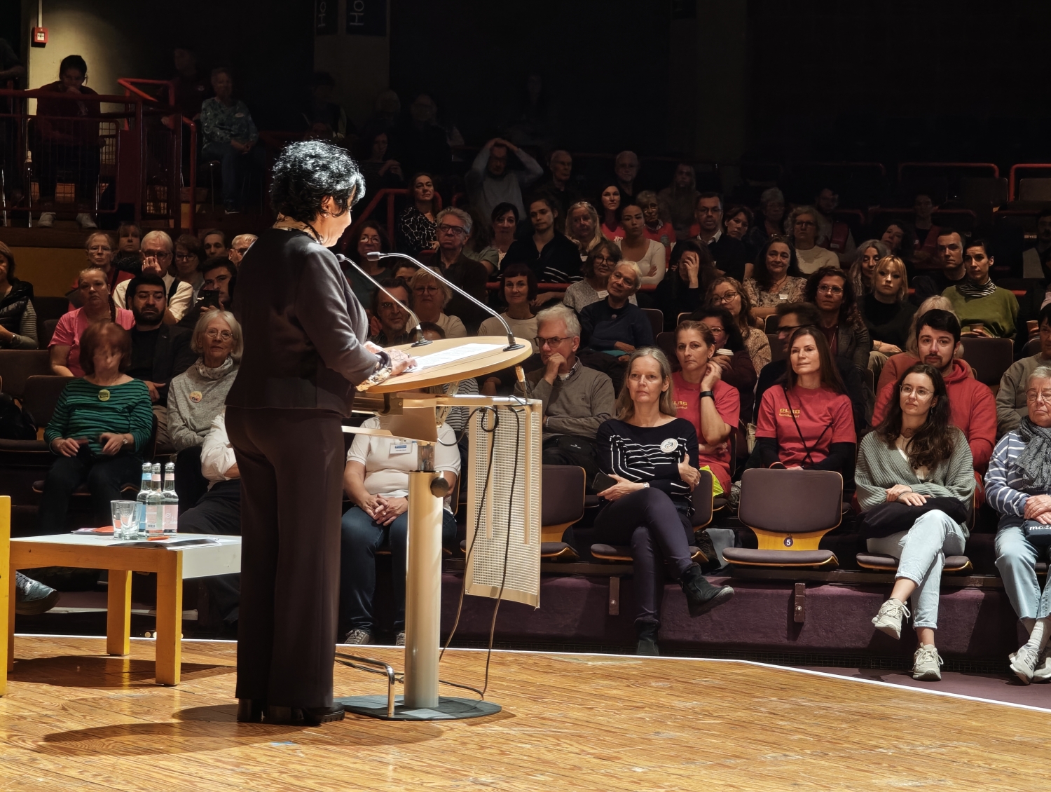 Bezirksbürgermeisterin spricht zu den Engagierten im Fontane-Haus.