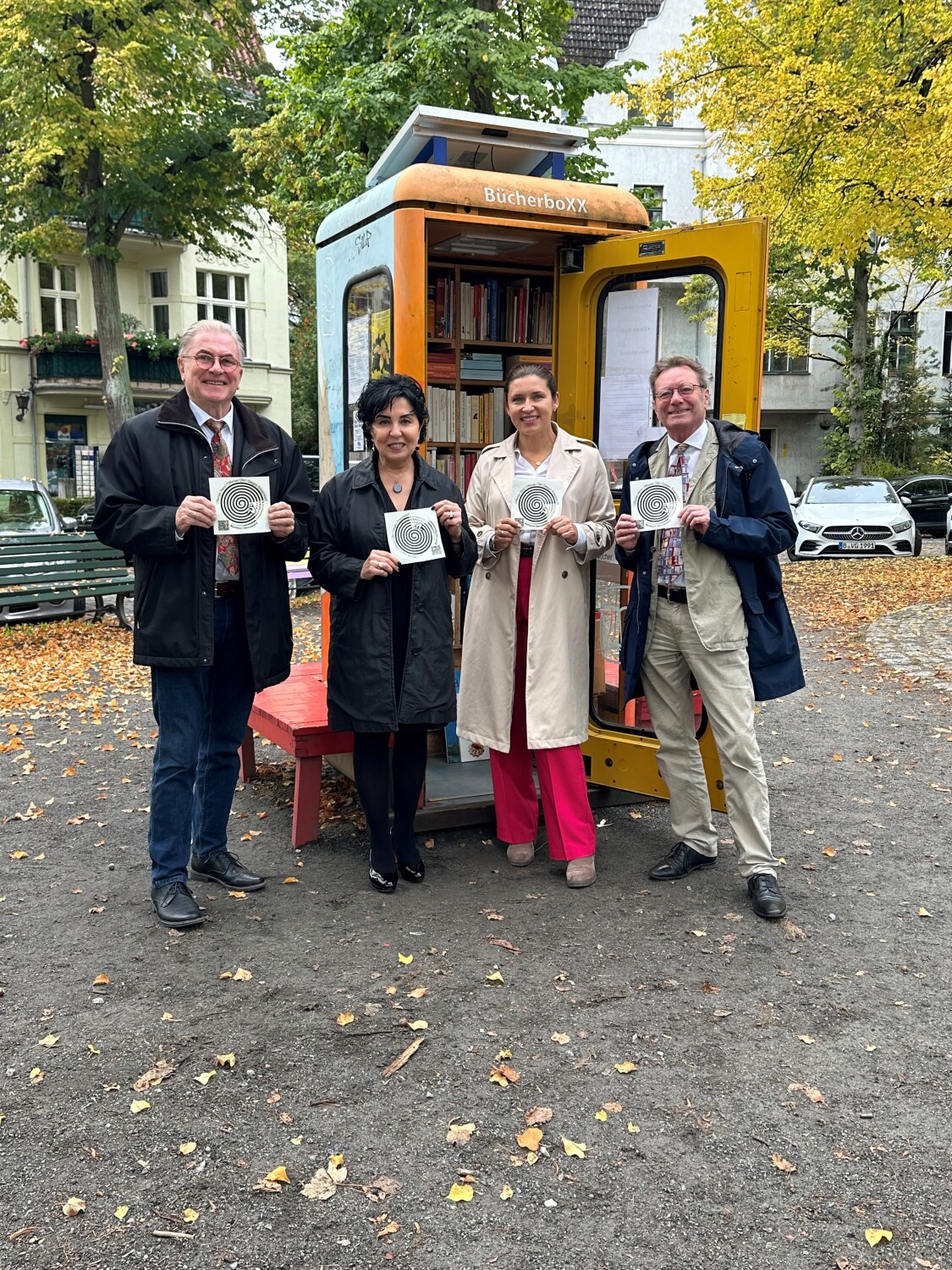 v.r.: Hans-Dieter Pohl, Katharina Schulz Einsamkeits- und Ehrenamtsbeauftragte, Bezirksbürgermeisterin Emine Demirbüken-Wegner, Bernd Roske vom Verein „Energie für Bildung“