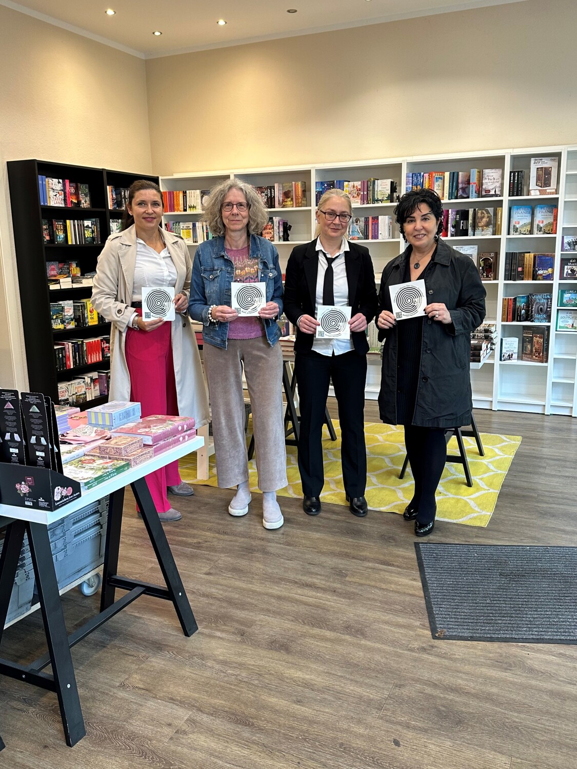 v.r.: Bezirksbürgermeisterin Emine Demirbüken-Wegner, Rivkah Netzer, Heike Kornfeld (Geschäftsführerinnen der Buchhandlung am Fellbacher Platz), Katharina Schulz (Einsamkeits- und Ehrenamtsbeauftragte)