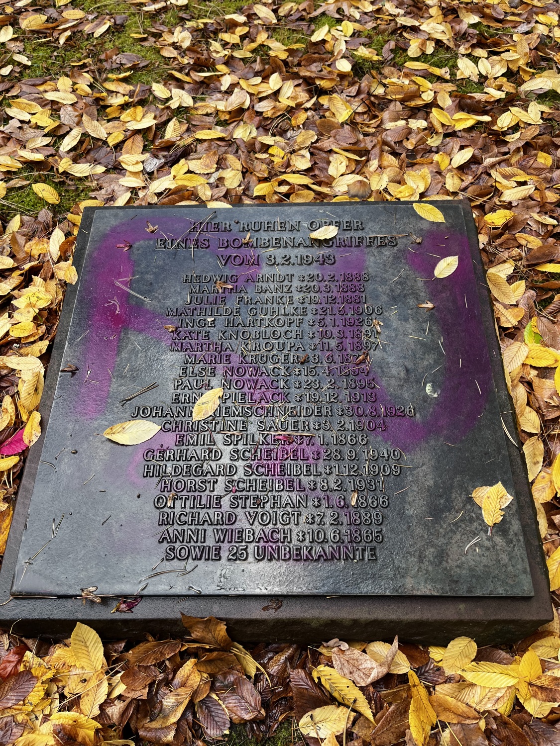 beschmiertes Kriegsgrab Friedhof Reinickendorf