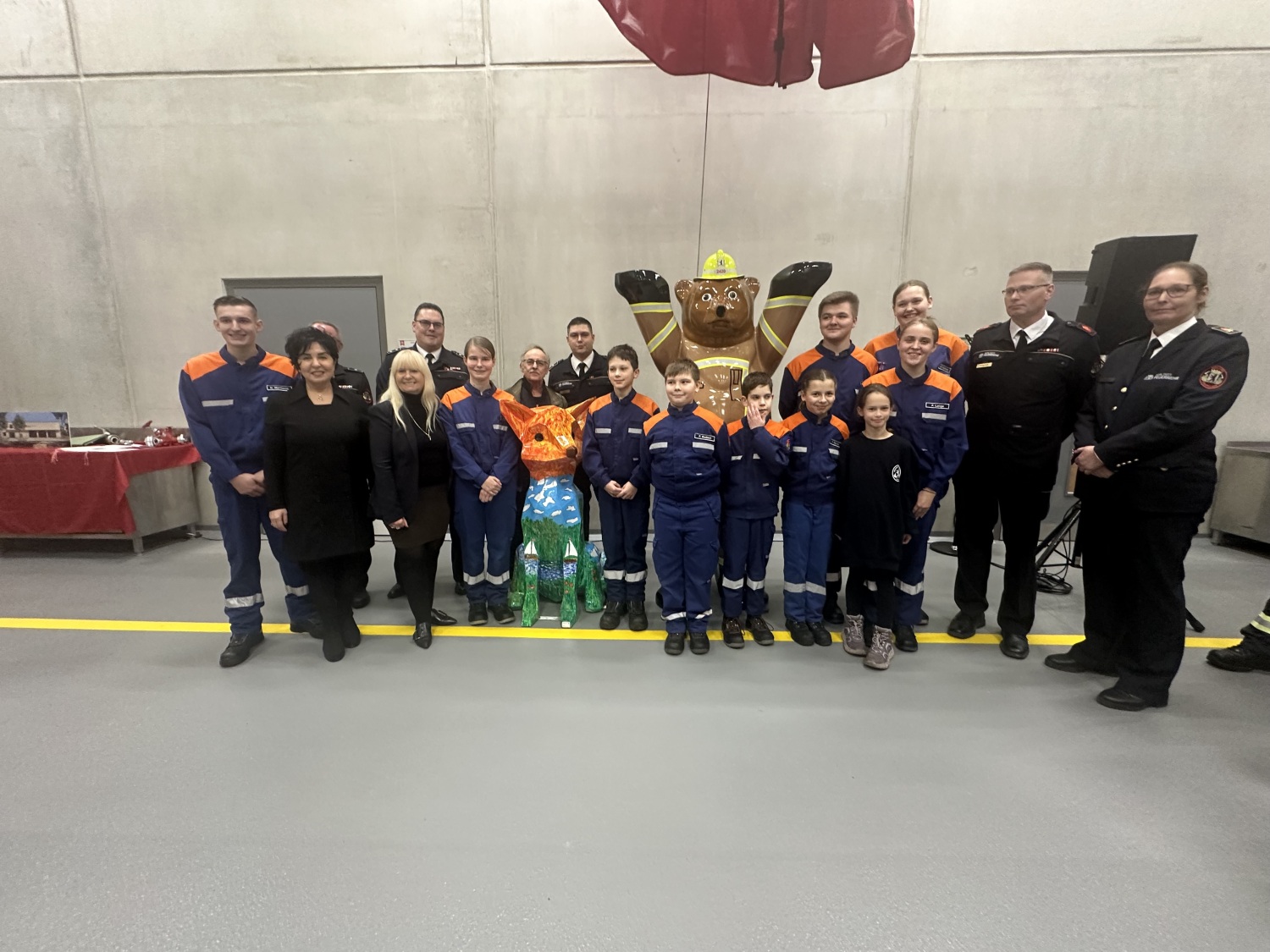 Allgemeine Freude über das neue Wachgebäude