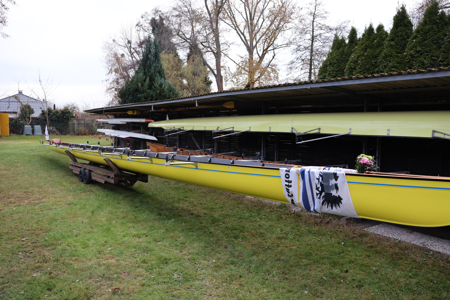 Der neue hochmoderne Achter des RVP Saffonia e.V. wartet auf die Taufe und die erste Ausfahrt