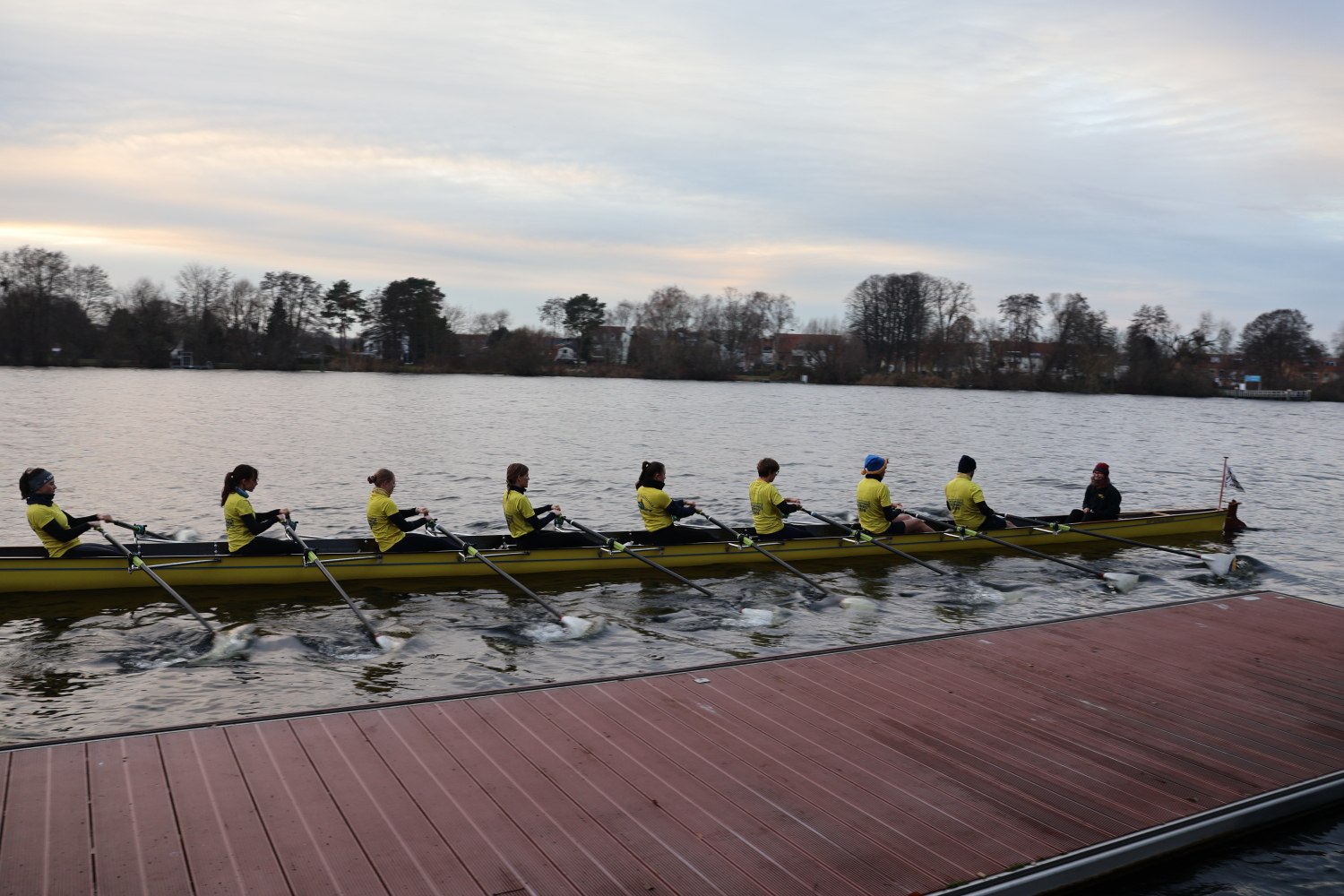 Die Nachwuchsruderinnen- und ruderer testen den neuen Achter bei der ersten Ausfahrt
