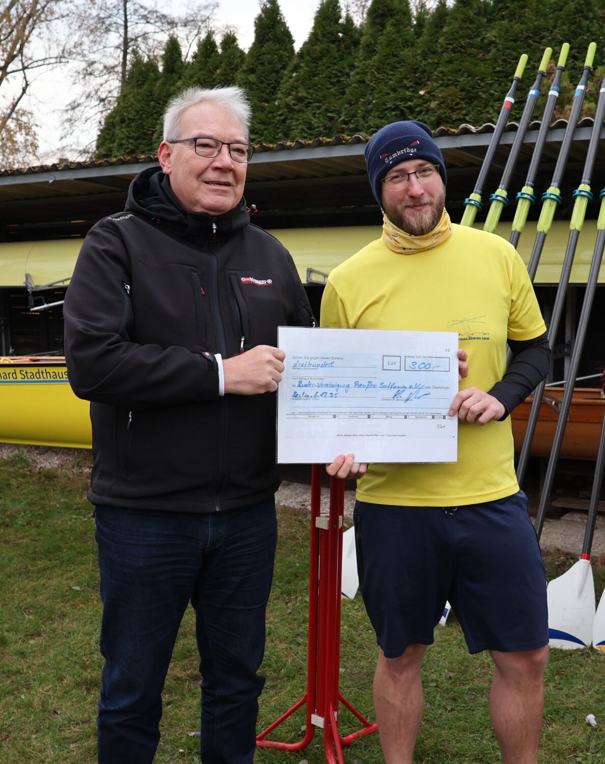 Bezirkstadtrat Harald Muschner übergibt die Spende für dire Jugendarbeit im verein an den Jugendwart Sascha Rudolphi