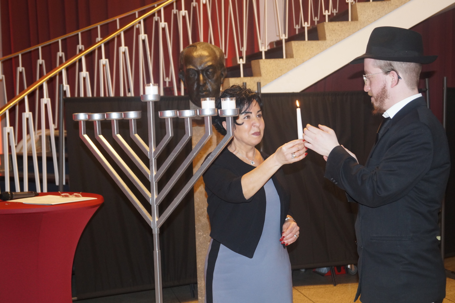 Bezirksbürgermeisterin Emine Demirbüken-Wegner beim gemeinsamen Chanukka-Lichterzünden mit Rabbiner Mendel Brandwine.