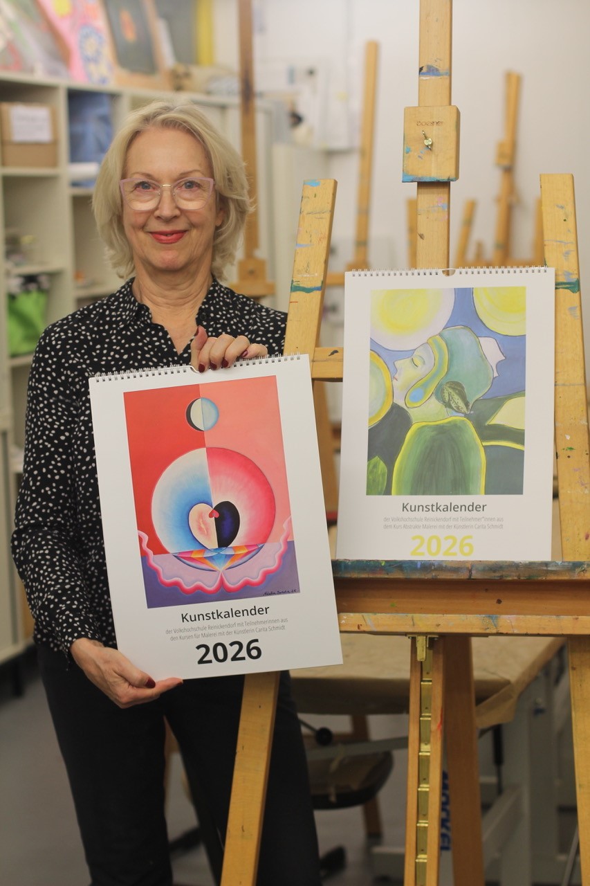 Das Warten hat ein Ende: Kursleiterin Carita Schmidt präsentiert den VHS-Kalender.