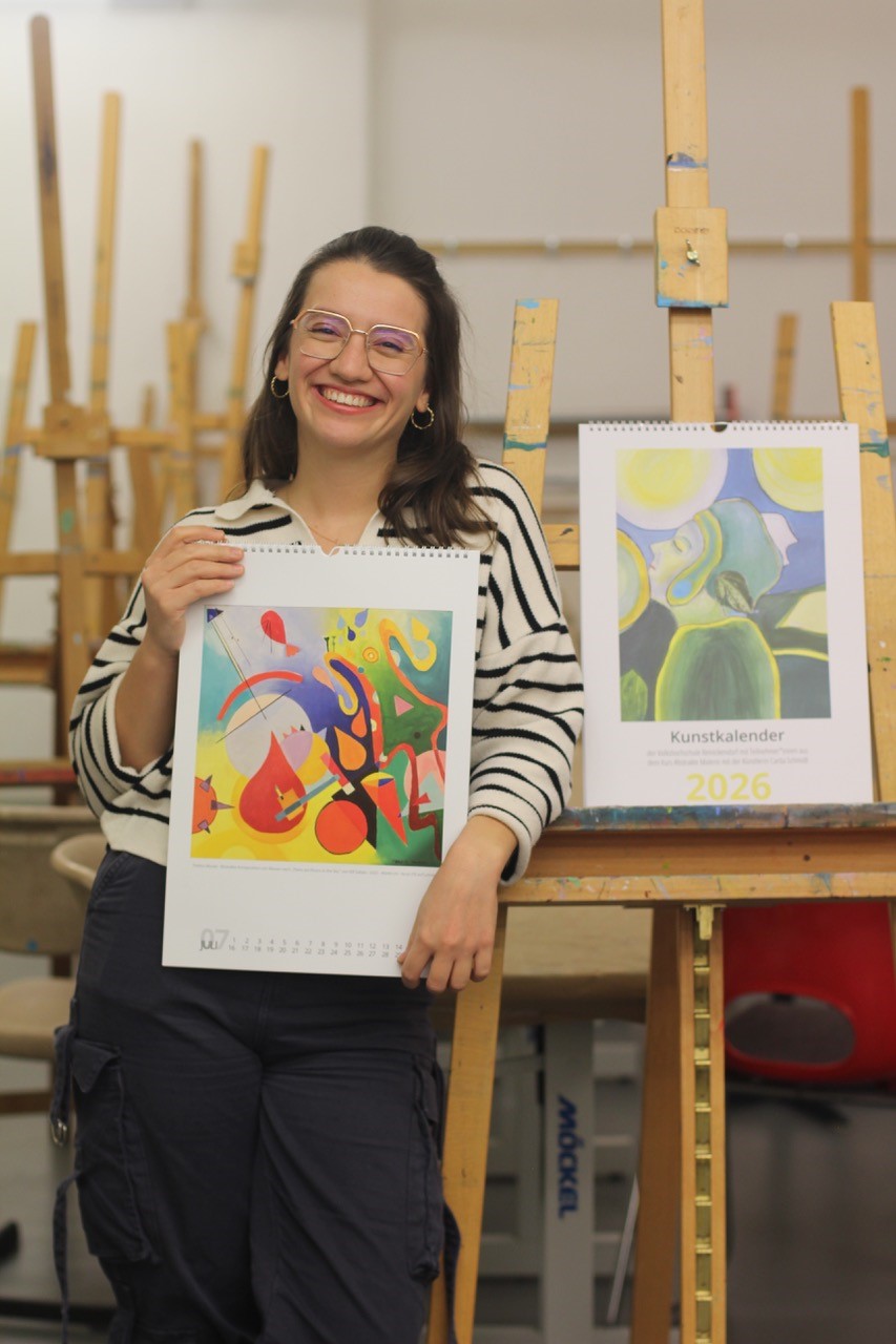 Kursteilnehmerin Firdevs Murad ist stolz auf den fertigen VHS-Kalender