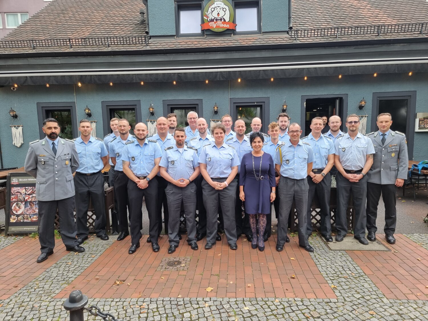 Erinnerungsfoto an das gemeinsame Treffen: Bürgermeisterin mit den Bundeswehr-Paten vom Wachbataillon und dem Stabsmusikkorps.