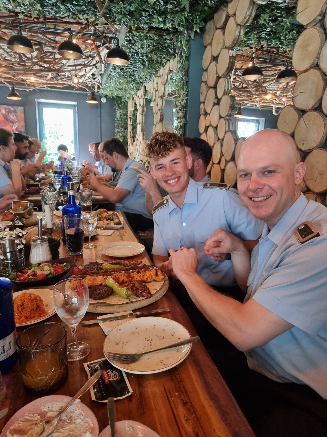 Ausgelassene Stimmung beim Essen mit der Bezirksbürgermeisterin.