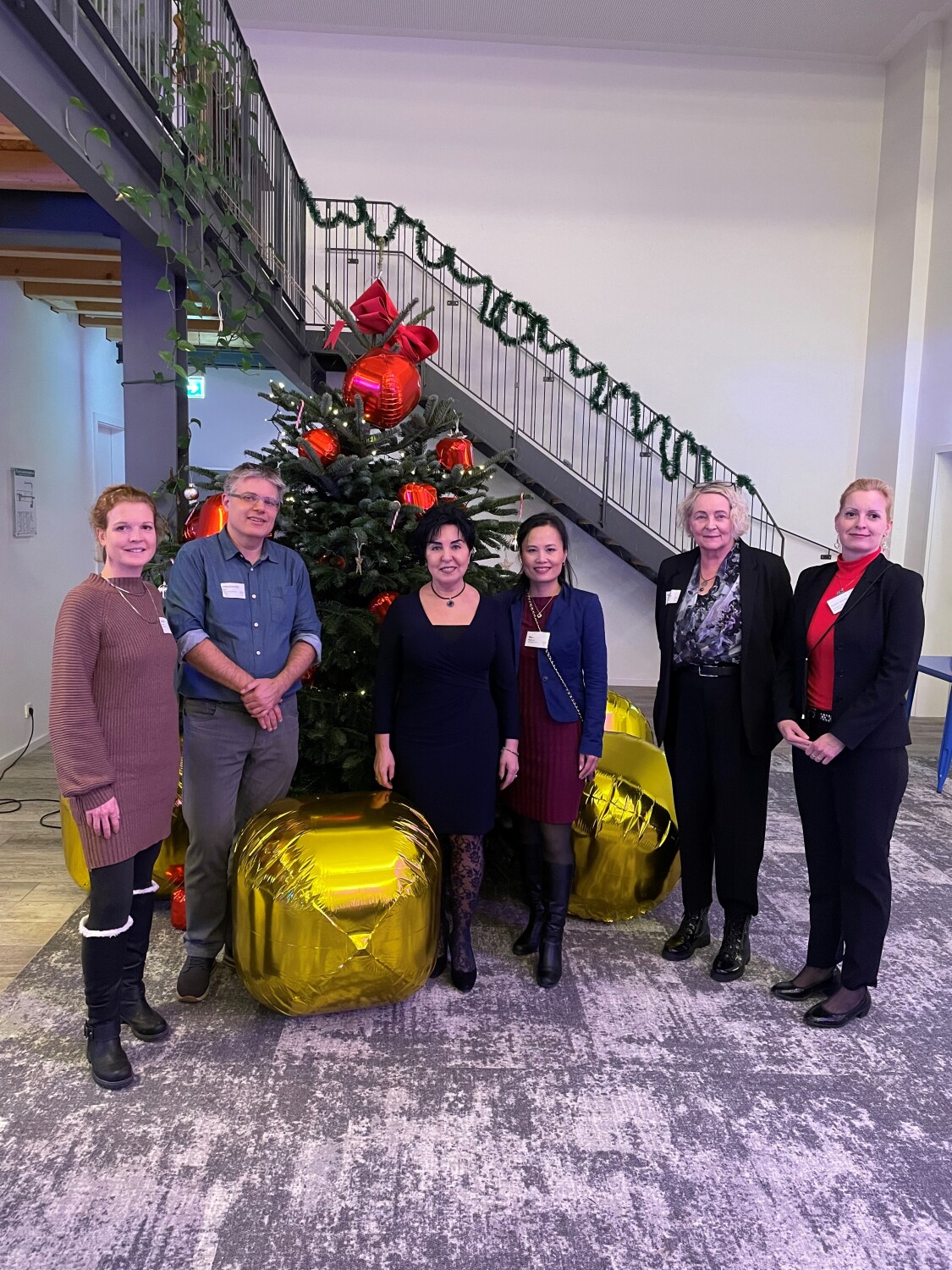 Bezirksbürgermeisterin Demirbüken-Wegner mit dem Orga-Team des Digitalsalons