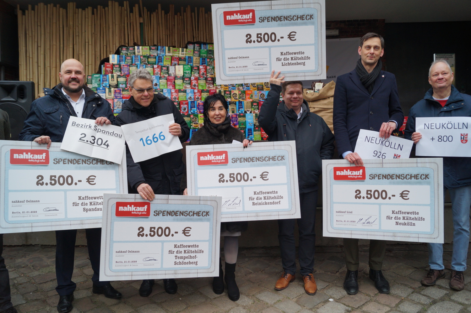 Gemeinsame Freude über 9424 gesammelte Kaffeepakete.