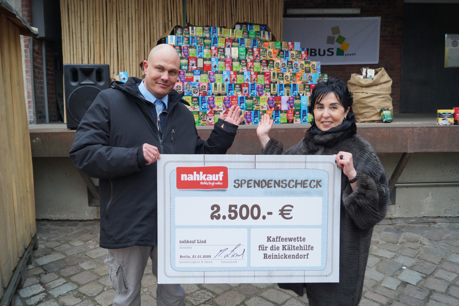 Bezirksbürgermeisterin Emine Demirbüken-Wegner freut sich über die 2500-Euro-Prämie für die Kältehilfe aus den Händen des Wettinitiators Michael Lind.