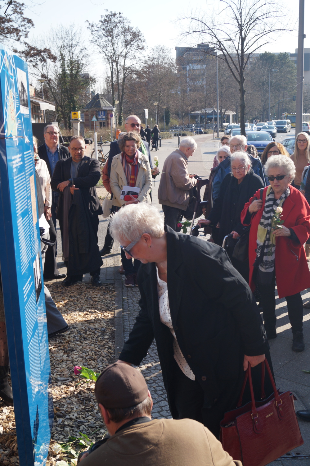 BVV-Vorsteherin Kerstin Köppen legt - wie andere Bürger auch - Blumen zum Gedenken nieder.