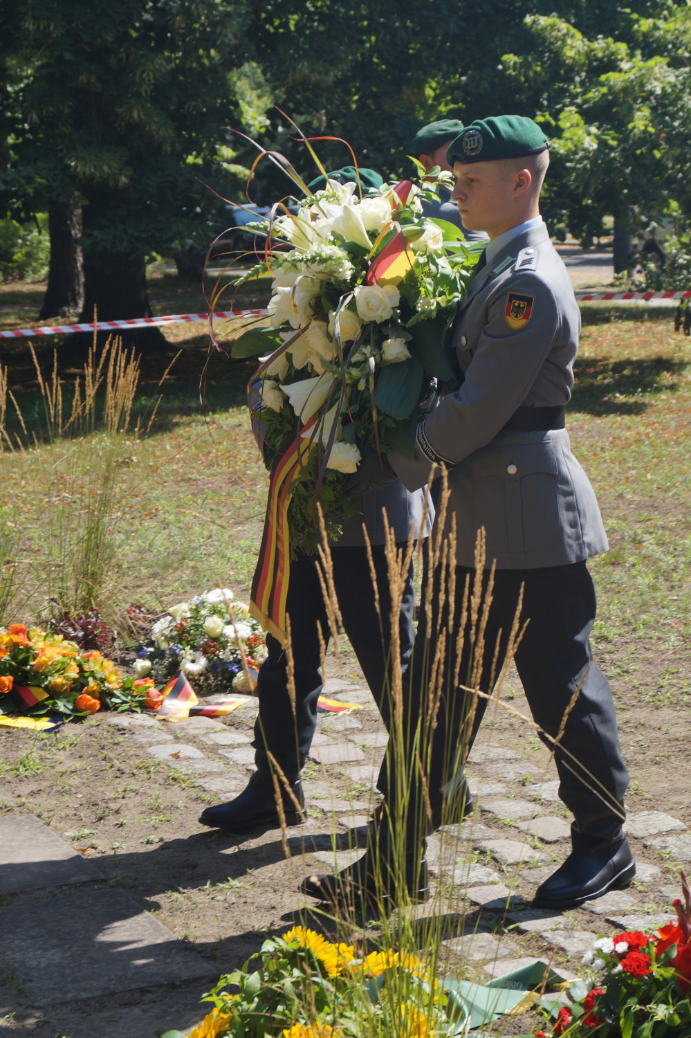 Der Kranz des Bezirksamtes und der Bezirksverodnetenversammlung wird vom Wachbataillon niedergelegt.