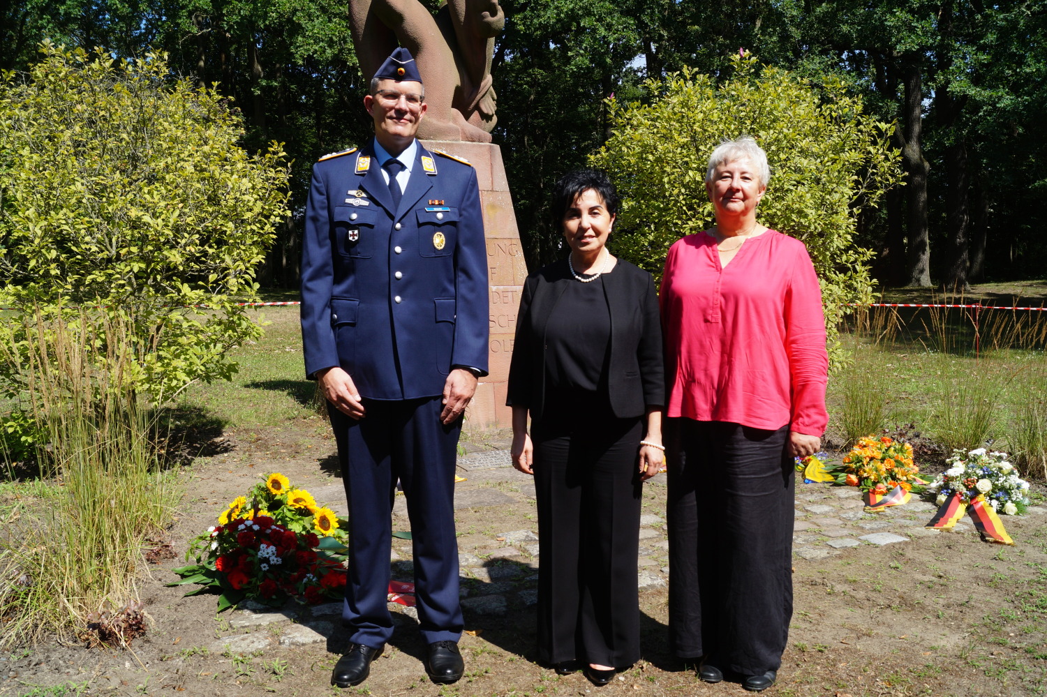 v.l.n.r. Oberstleutnant Matthias Beulich vom Landeskommando Berlin der Bundeswehr, Bezirksbürgermeisterin Emine Demirbüken-Wegner, BVV-Vorsteherin Köppen